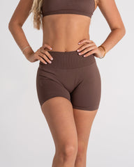 LJ V-BACK SCRUNCH SHORTS - ESPRESSO