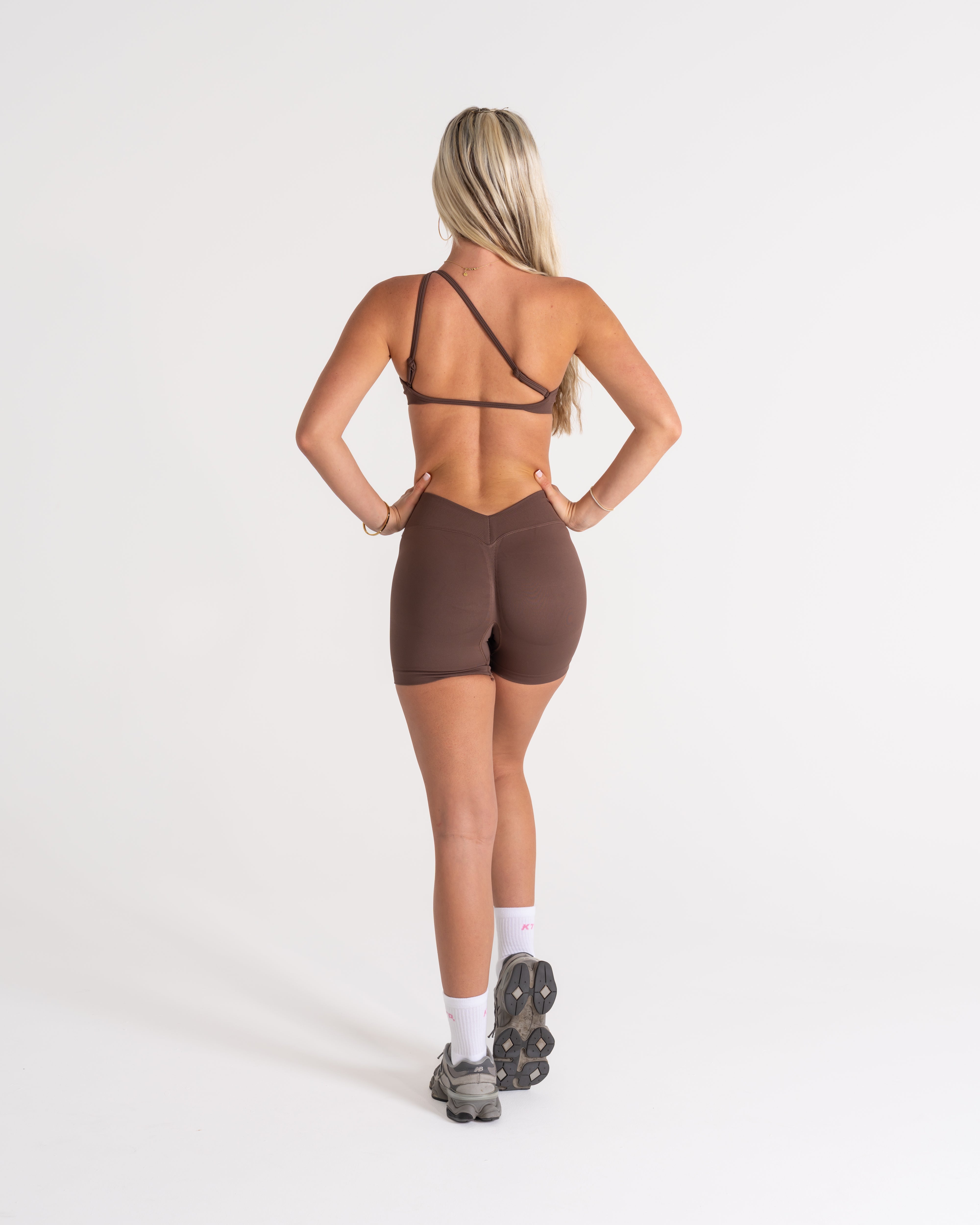 LJ V-BACK SCRUNCH SHORTS - ESPRESSO