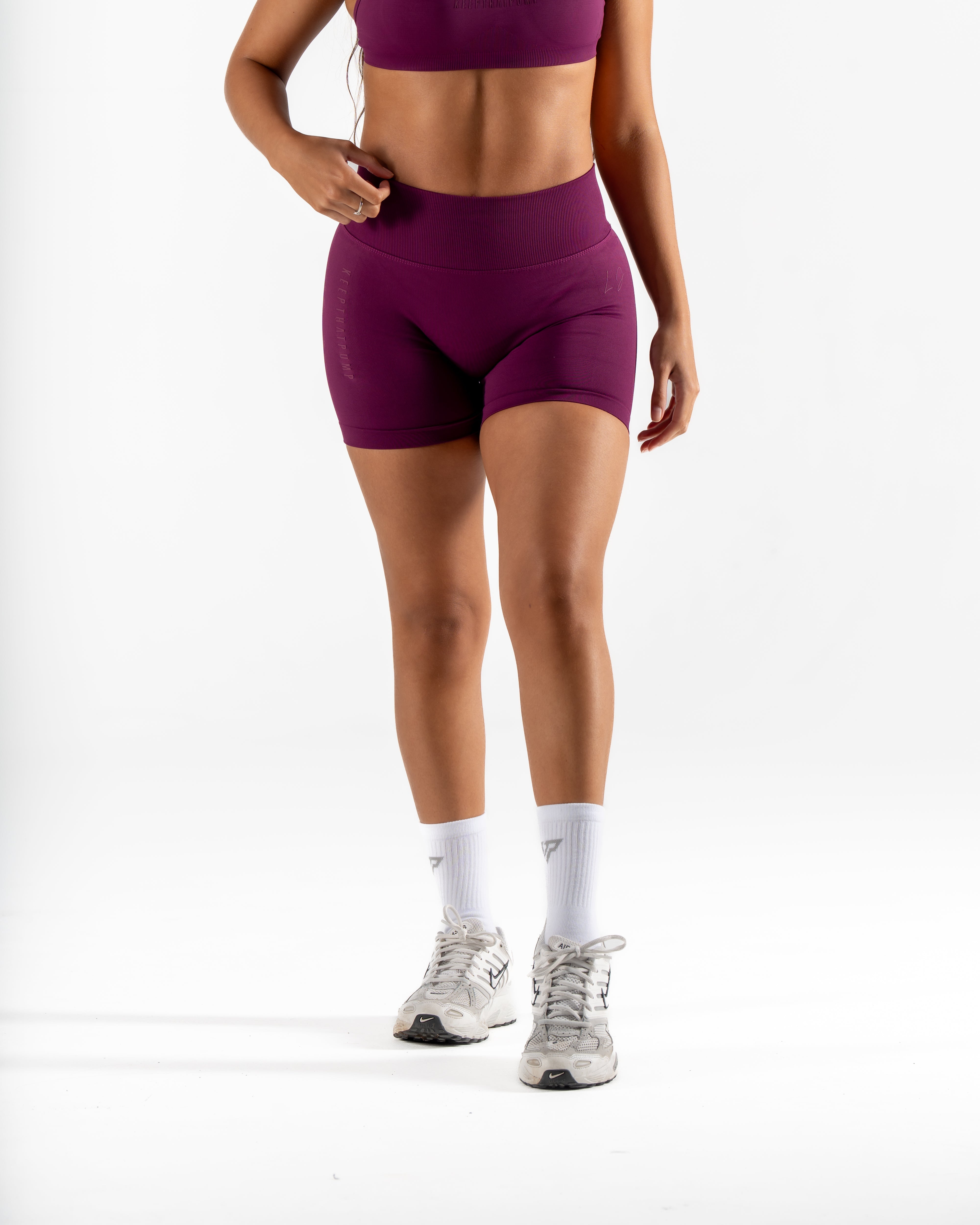 LJ V-BACK SCRUNCH SHORTS - BERRY